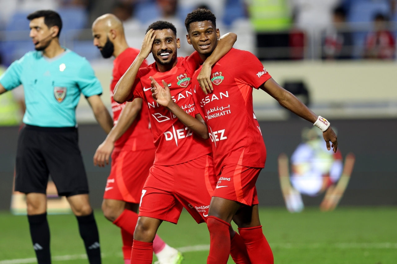 "يحيى الغساني وحارب عبدالله يحتفلان بالإنجاز"