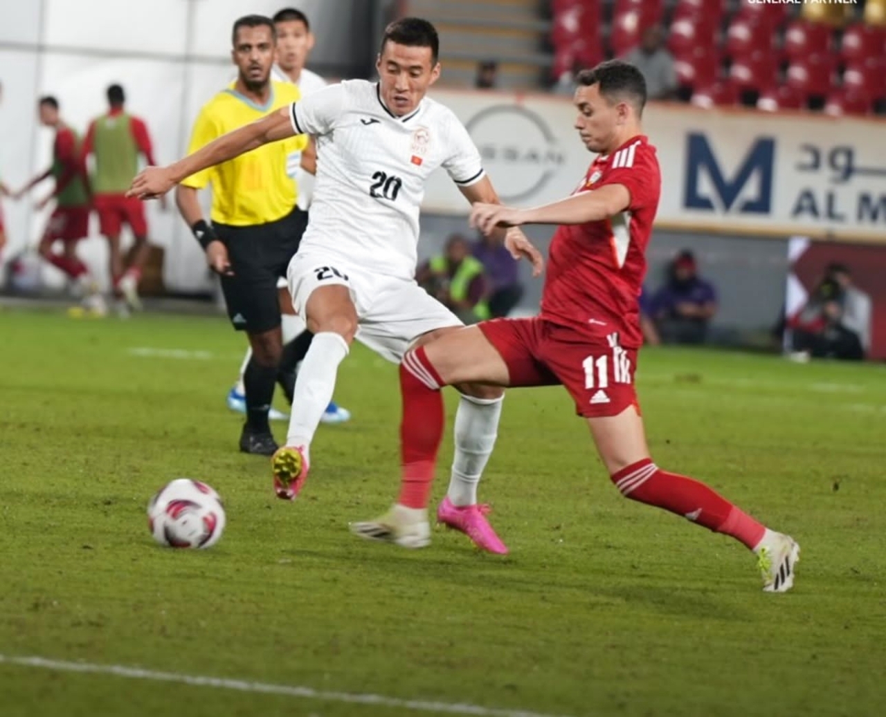 "صراع على الكرة في مباراة المنتخب وقيرغيزستان - من المصدر"