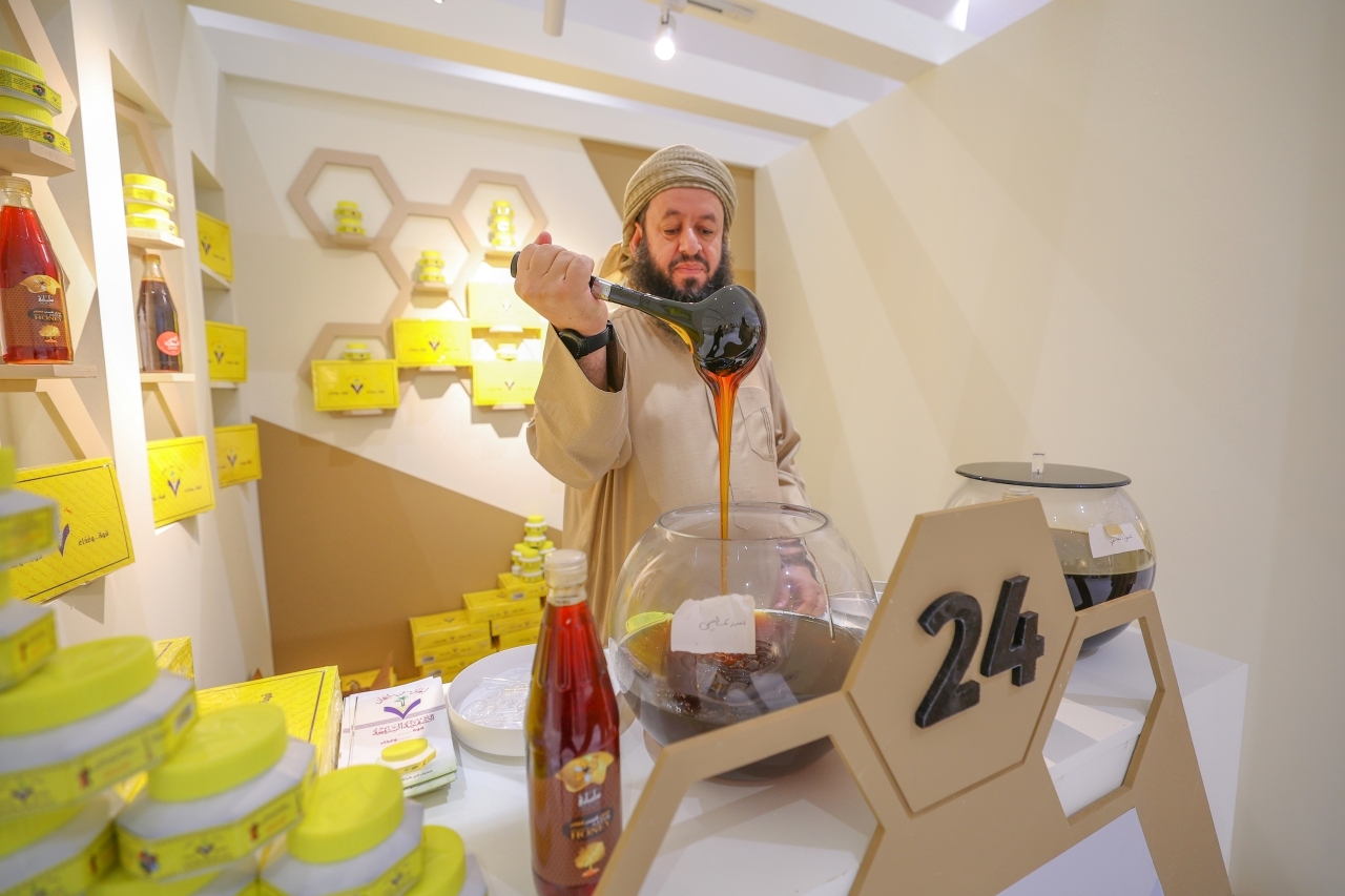 "إنتاج العسل وتربية النحل مهنة متوارثة"