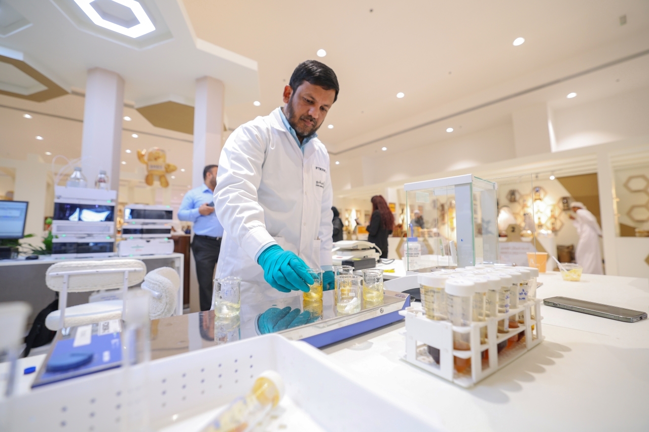 "مختبرات حديثة للتأكد من نقاوة العسل / تصوير: زيشان أحمد"