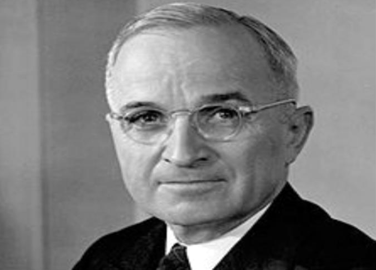 "1945 الرئيس الأمريكي هاري ترومان يعلن نهاية الحرب العالمية الثانية."