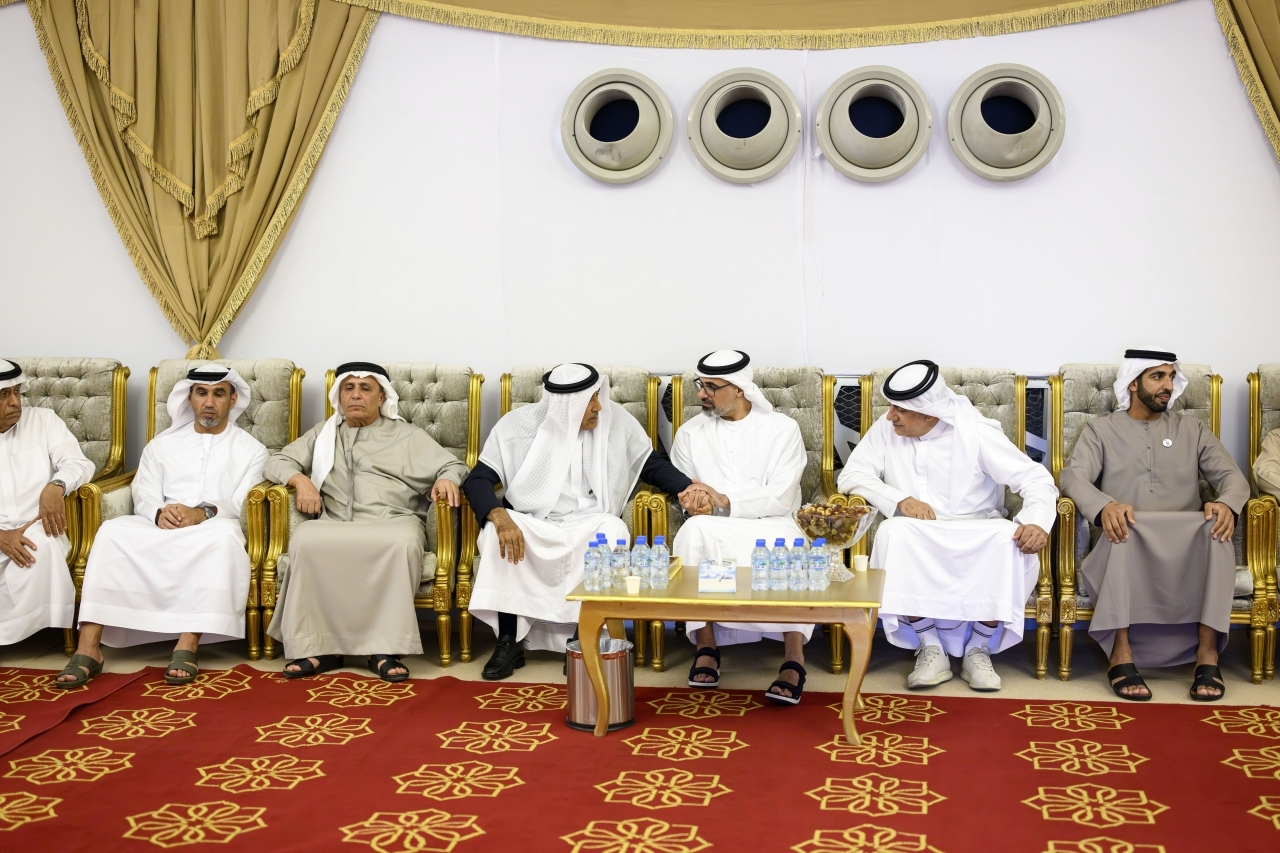 "سموه وشخبوط بن نهيان ومطر الطاير خلال العزاء"