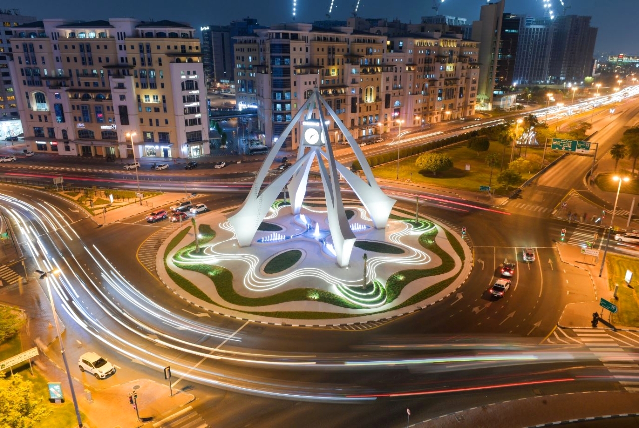 ساحات دبي عامرة بالإبداع والجمال