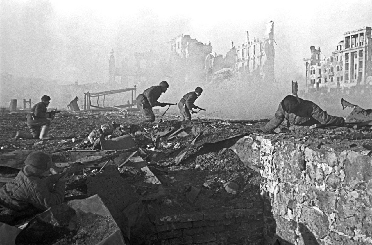 "1943 بداية انسحاب القوات الألمانية من ستالينغراد بعد حصار دام عامين، خلال الحرب العالمية الثانية."