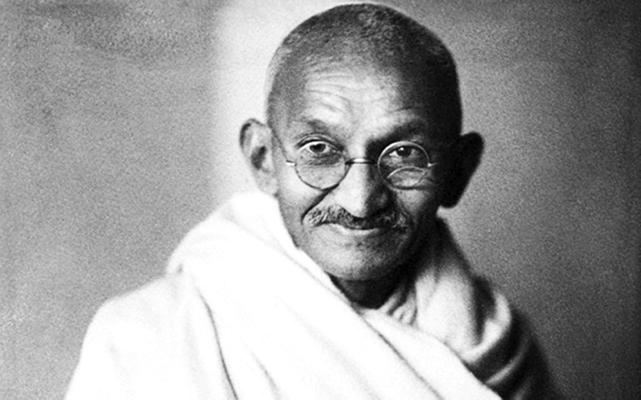 "1947 الزعيم الهندي مهاتما غاندي يبدأ مسيرة من أجل السلام في الهند."