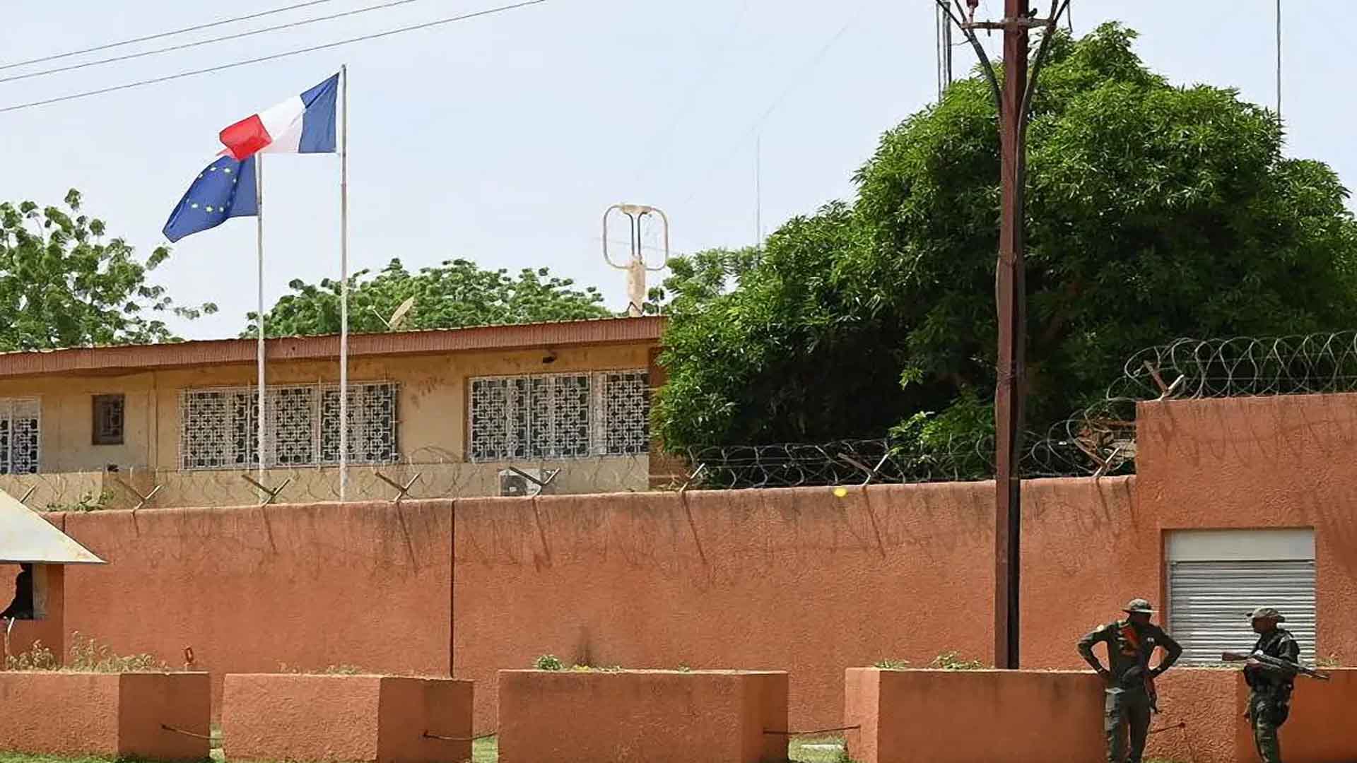 ستواصل عملها من باريس .. فرنسا تغلق سفارتها في النيجر