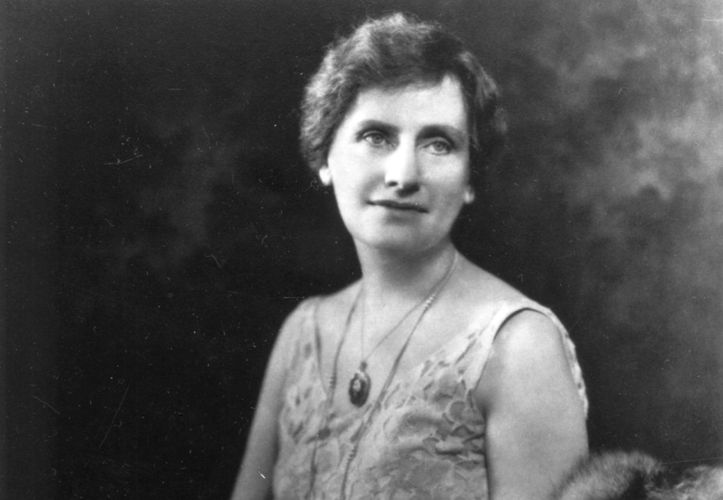 "1925 انتخاب نيللي تايلي روس حاكمة لولاية وايومنغ لتصبح أول امرأة تتولى المنصب في الولايات المتحدة"