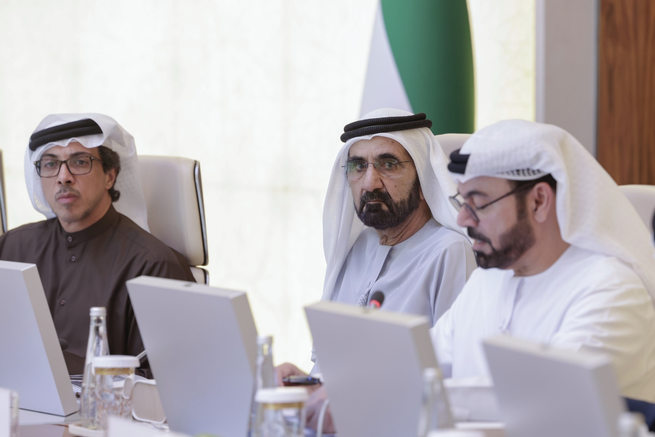 "محمد بن راشد مترئساً الاجتماع بحضور منصور بن زايد ومحمد القرقاوي"