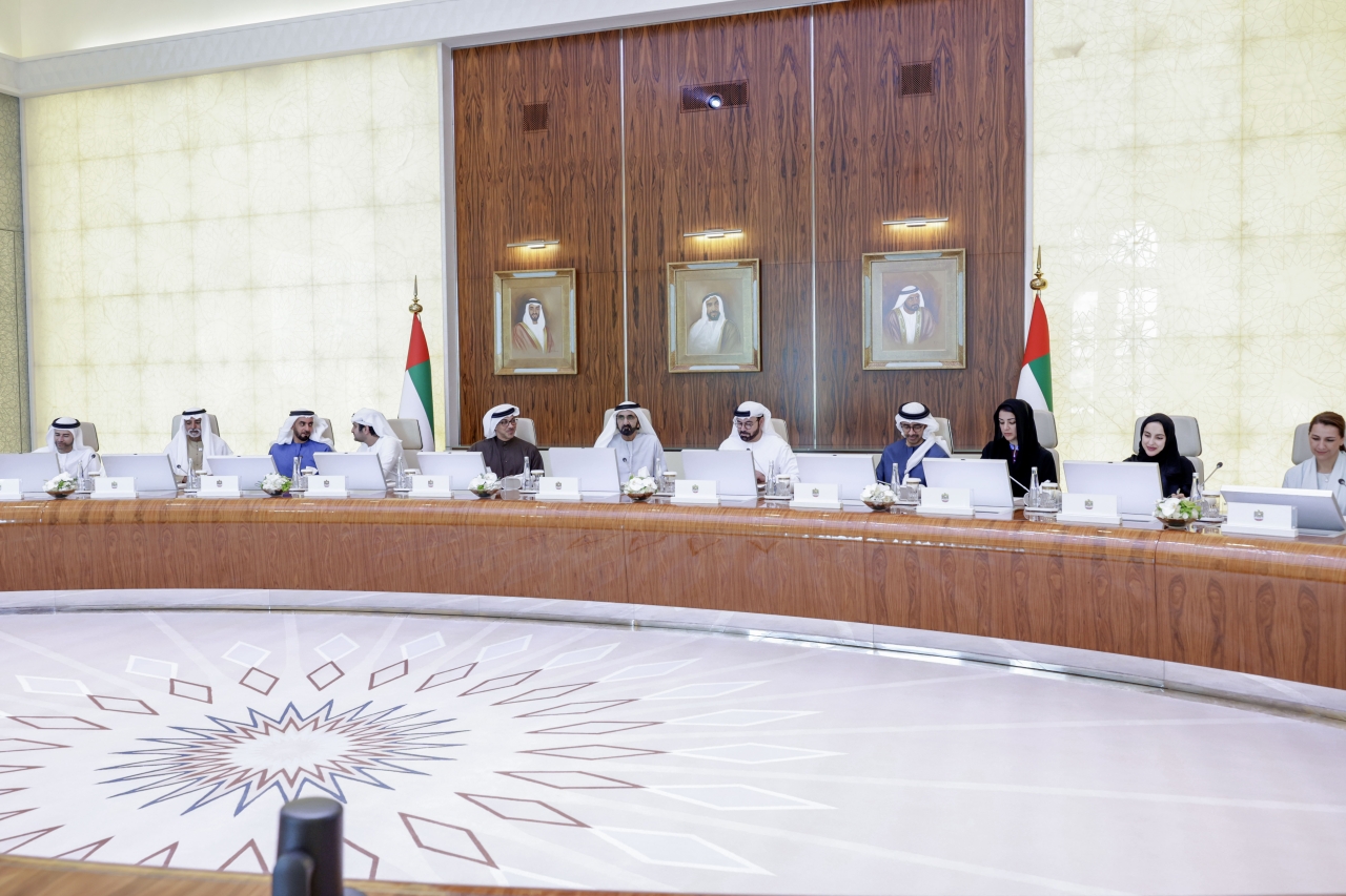 "محمد بن راشد مترئساً الاجتماع بحضور منصور بن زايد ومكتوم بن محمد وسيف وعبد الله بن زايد ونهيان بن مبارك ومحمد القرقاوي ومحمد الحسيني وريم الهاشمي ومريم المهيري وشما المزروعي"