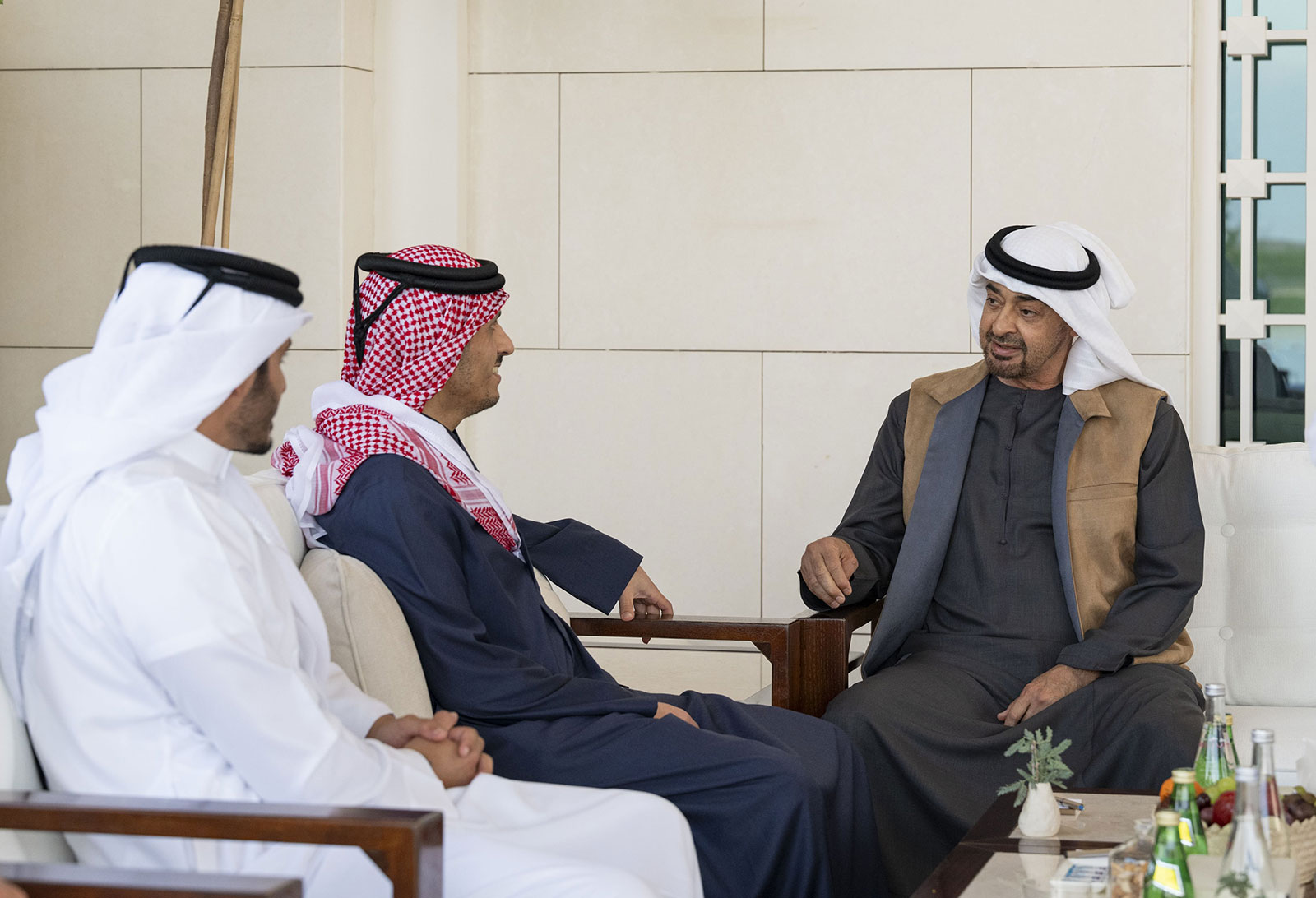 "محمد بن زايد خلال لقائه محمد آل ثاني بحضور خليفة آل ثاني | وام"