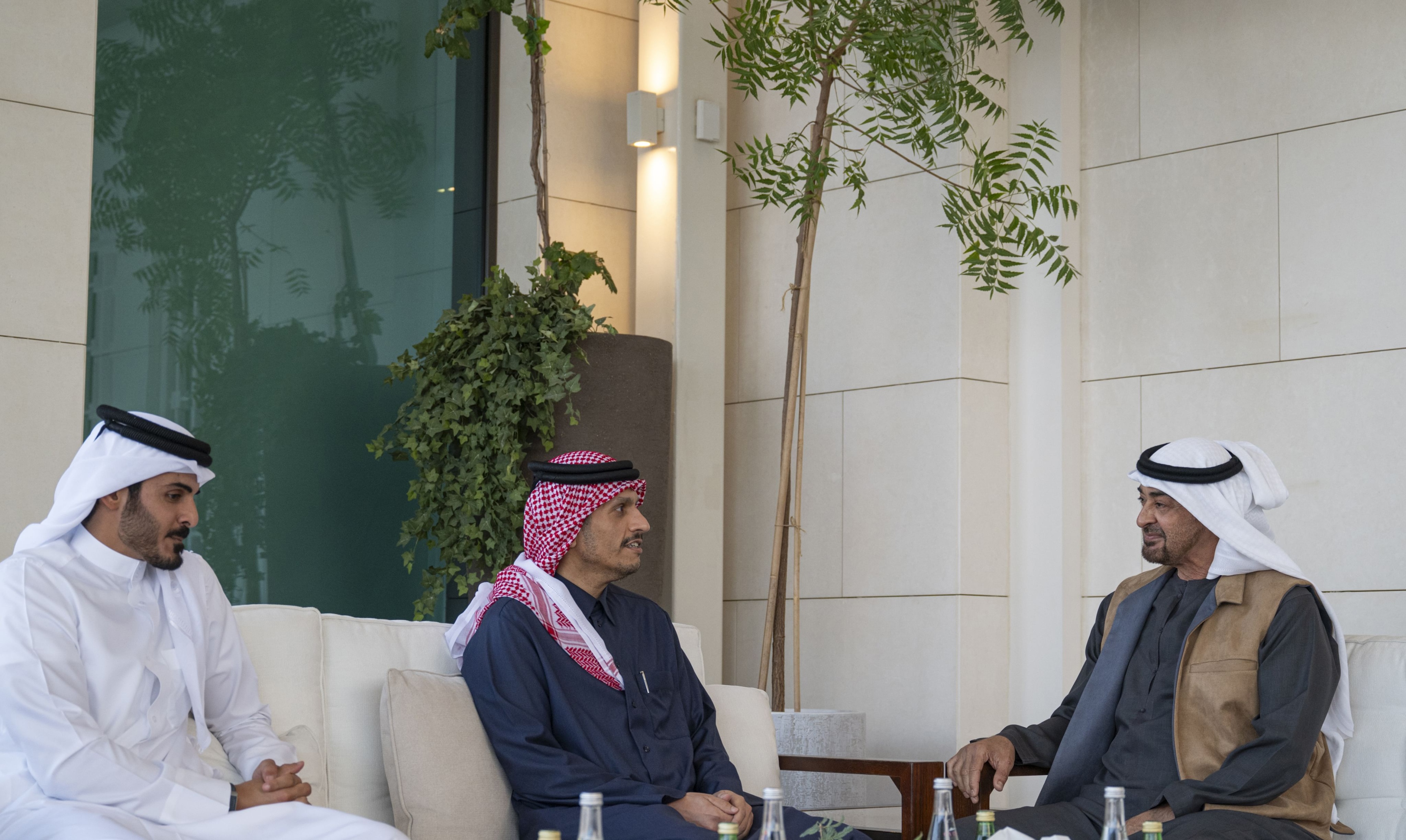 "محمد بن زايد ومحمد بن عبد الرحمن آل ثاني خلال اللقاء بحضور خليفة آل ثاني"