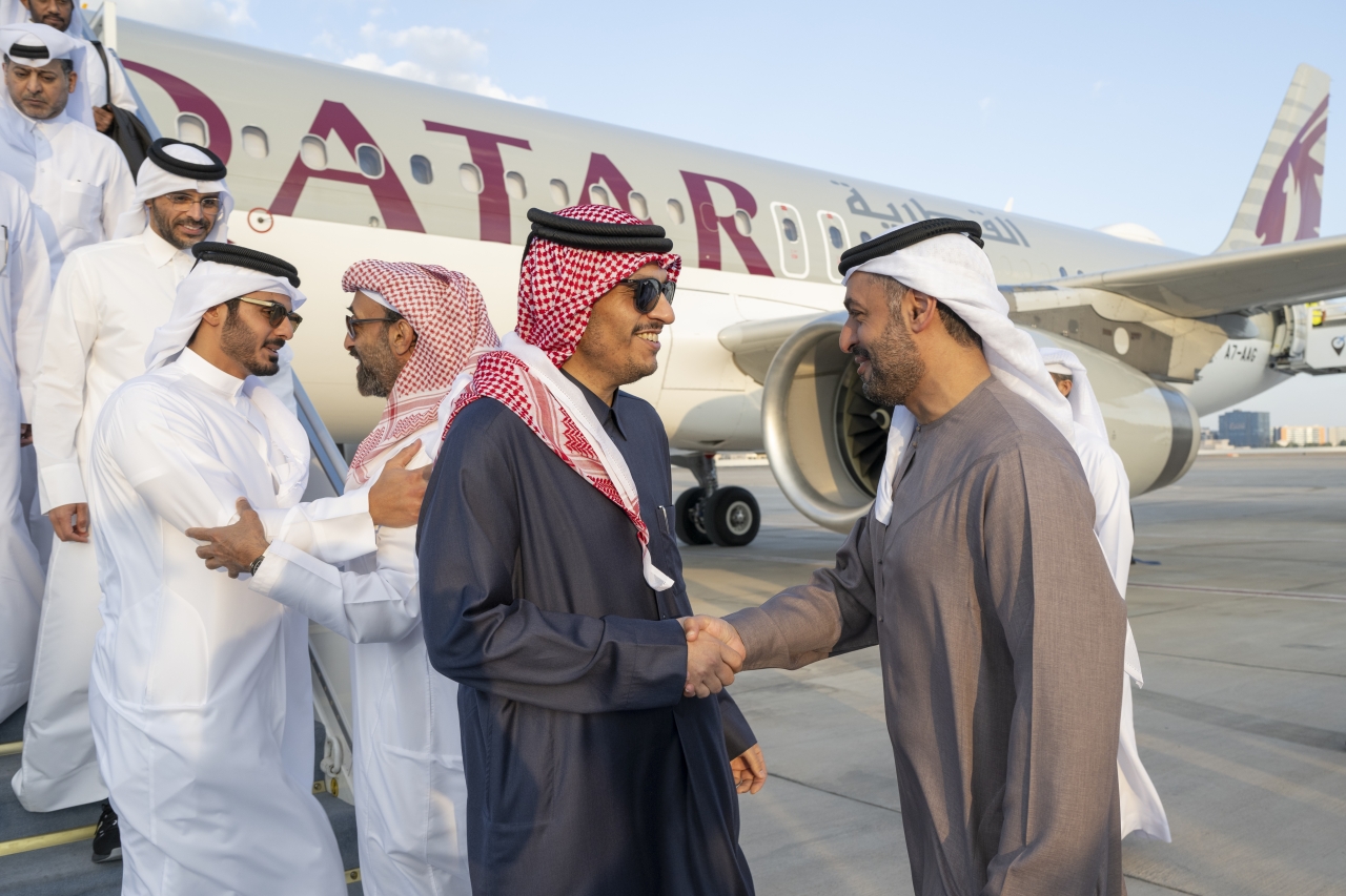 "طحنون بن زايد خلال استقبال محمد آل ثاني وخليفة آل ثاني بحضور محمد بن حمد بن طحنون"