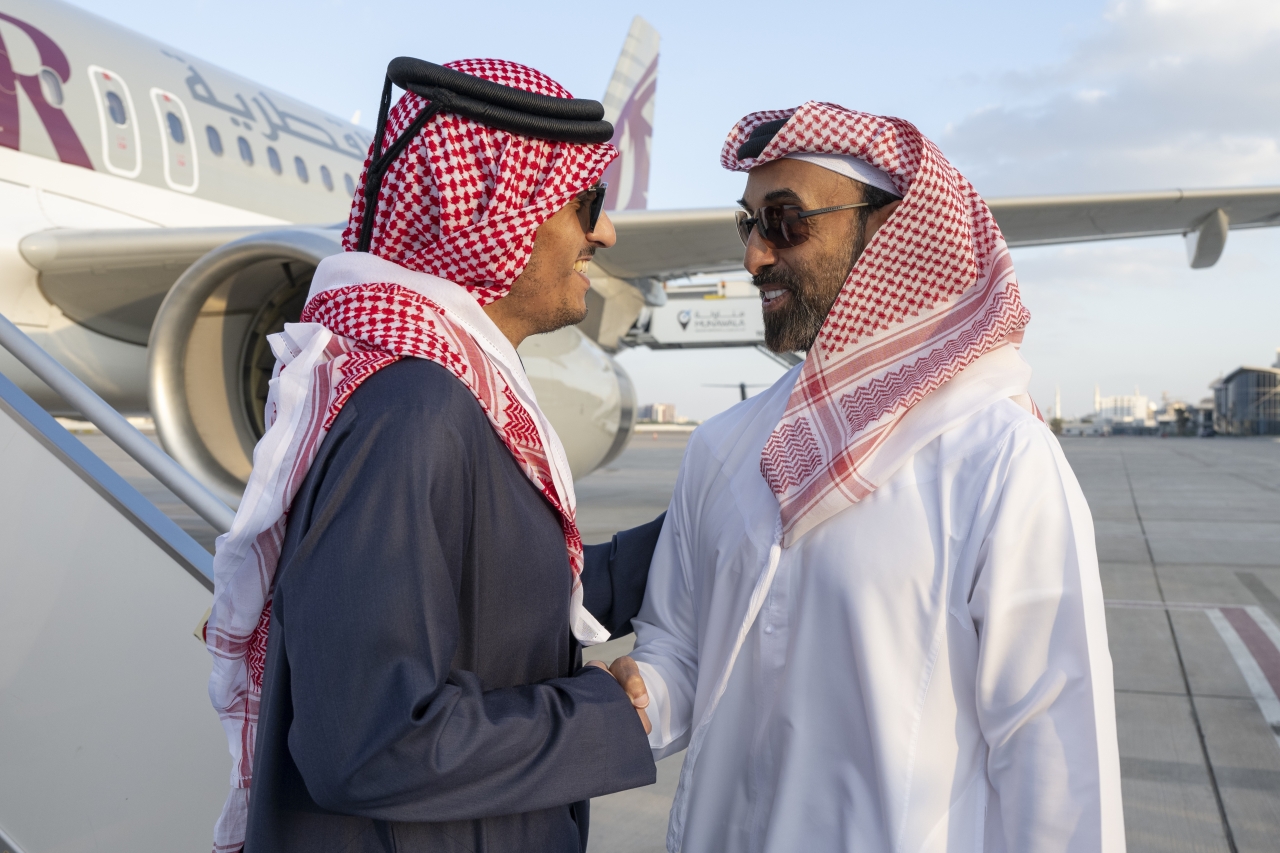 "طحنون بن زايد خلال استقبال محمد آل ثاني في مطار البطين"