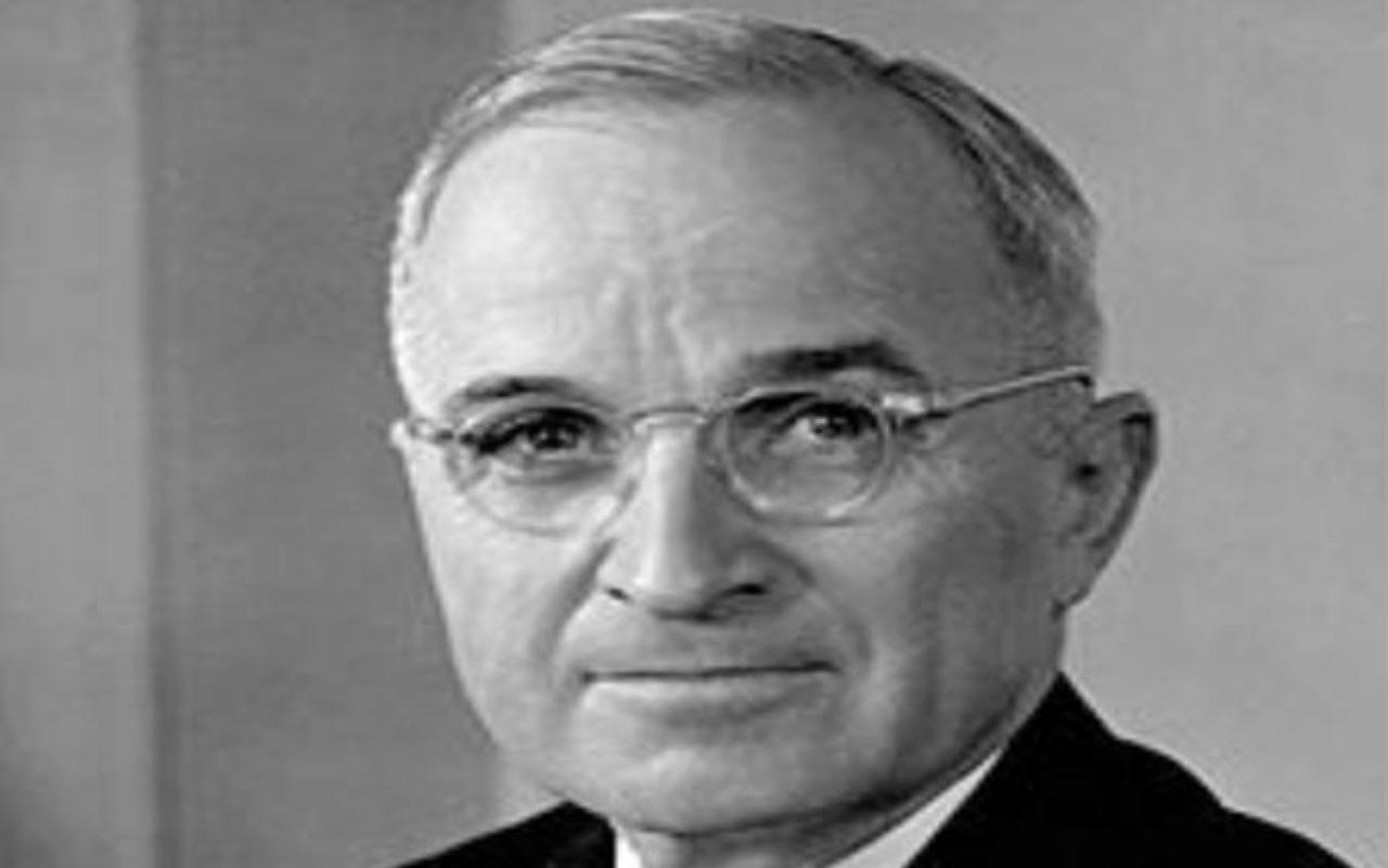 "1953 الرئيس الأمريكي هاري ترومان يعلن أن الولايات المتحدة طورت قنبلة هيدروجينية."