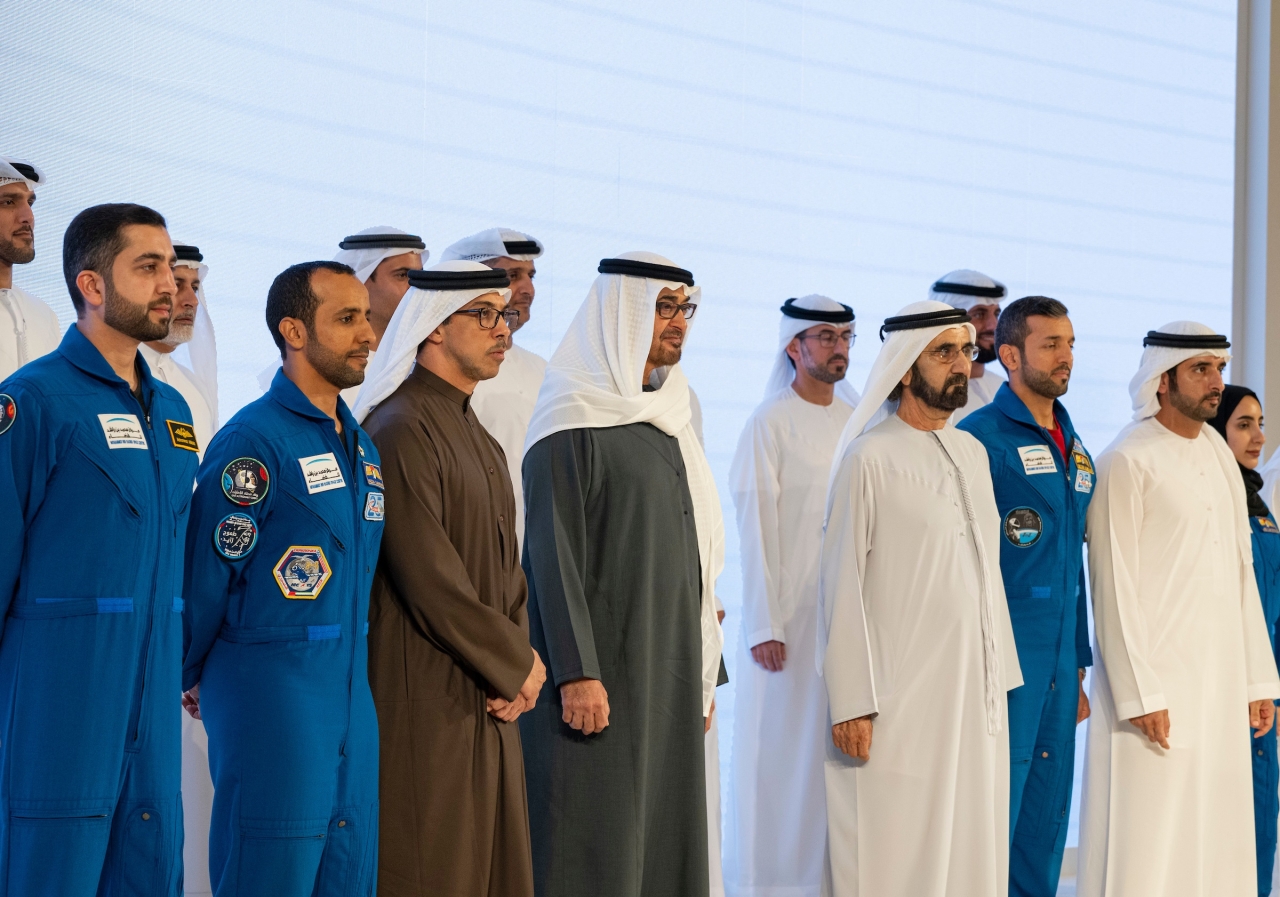 "محمد بن زايد ومحمد بن راشد ومنصور بن زايد وحمدان بن محمد وسلطان النيادي وهزاع المنصوري ومحمد الملا ونورا المطروشي| تصوير: خليفة اليوسف وعبدالله البدواوي"