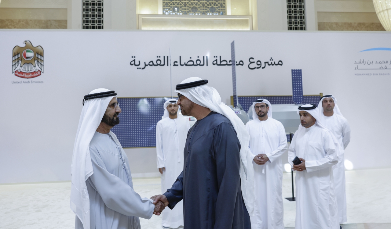 "محمد بن زايد مصافحا محمد بن راشد"
