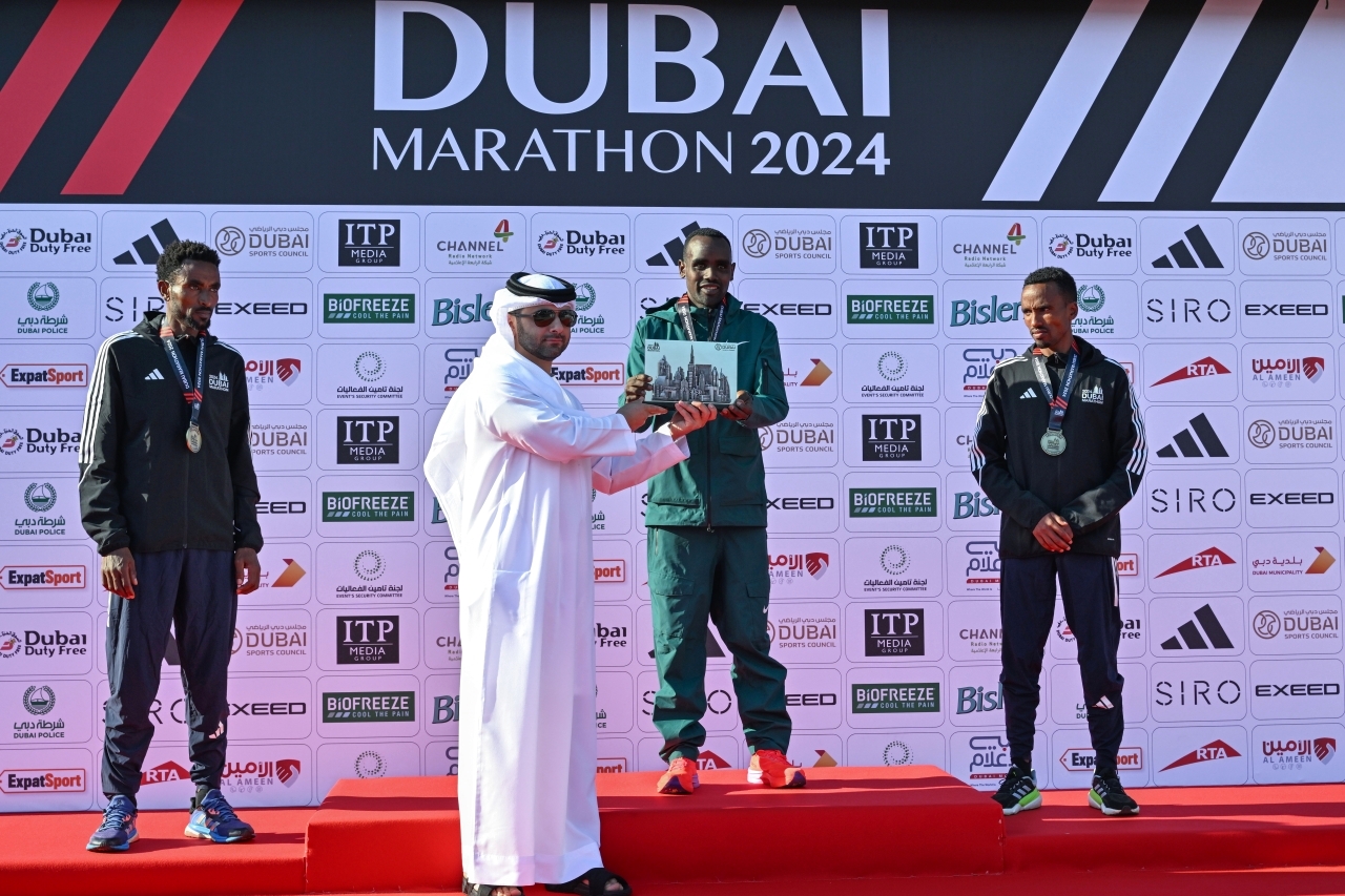 منصور بن محمد: ماراثون دبي يرسخ مكانته الرائدة بمشاركة نخبة عدائي العالم