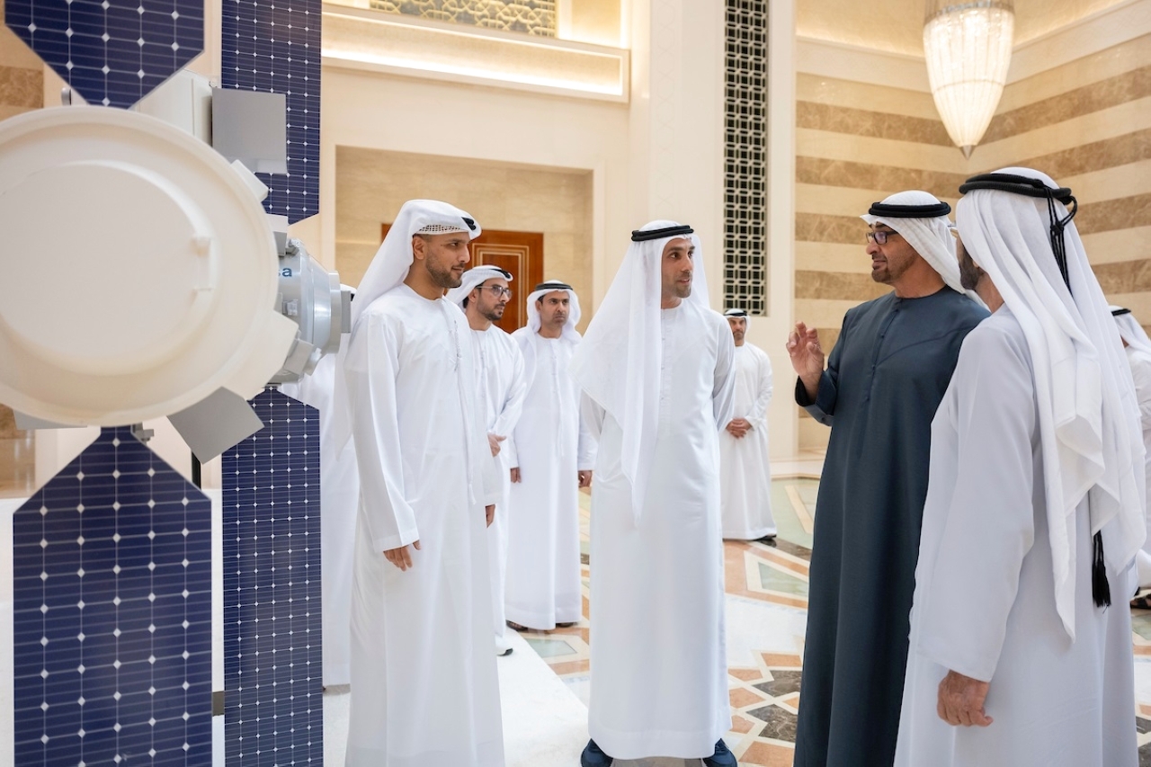 "محمد بن زايد ومحمد بن راشد خلال إطلاق المشروع بحضور سالم المري وعامر الصايغ وحمد المنصوري"