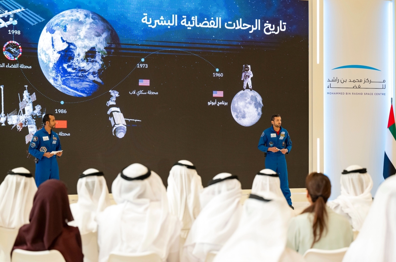 "سلطان النيادي وهزاع المنصوري يقدمان عرضًا تقديميًا خلال افتتاح المشروع"