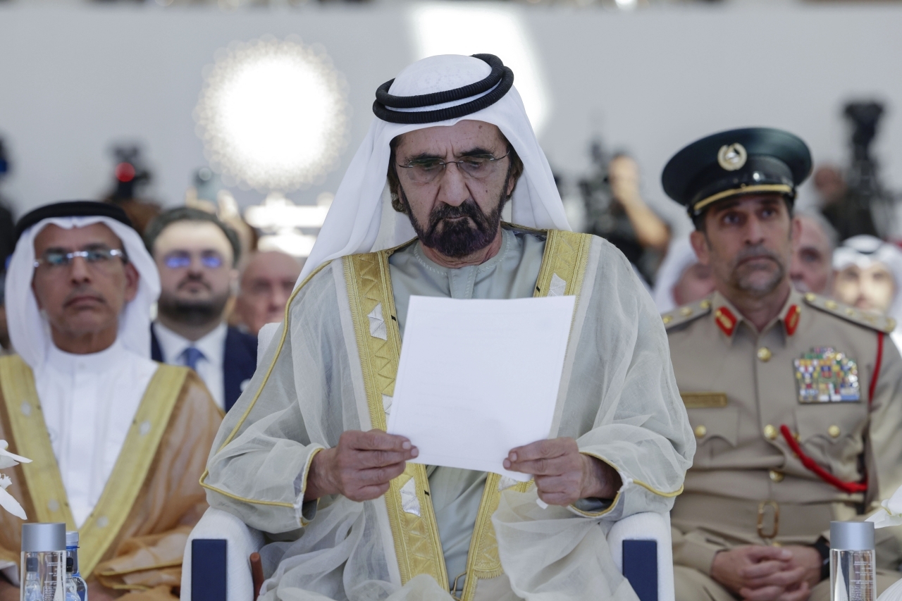 "محمد بن راشد خلال التكريم بحضور عبدالله المري وعبدالرحمن آل صالح | تصوير: خليفة اليوسف"