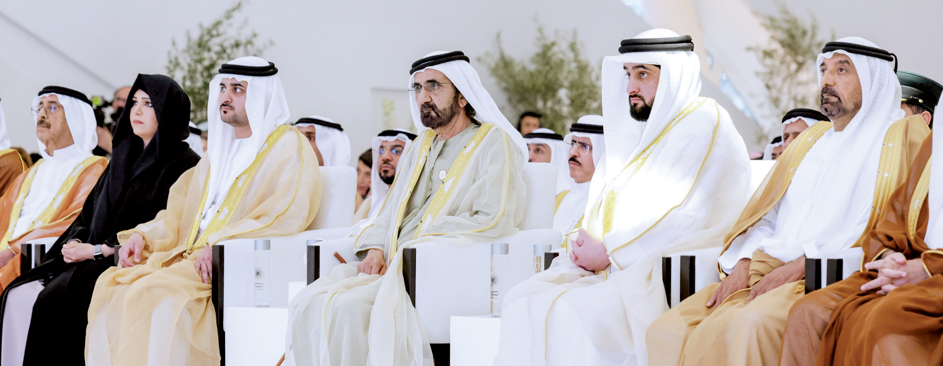 "محمد بن راشد خلال التكريم بحضور مكتوم وأحمد بن محمد وأحمد بن سعيد وحشر آل مكتوم ولطيفة بنت محمد وسعيد الطاير"