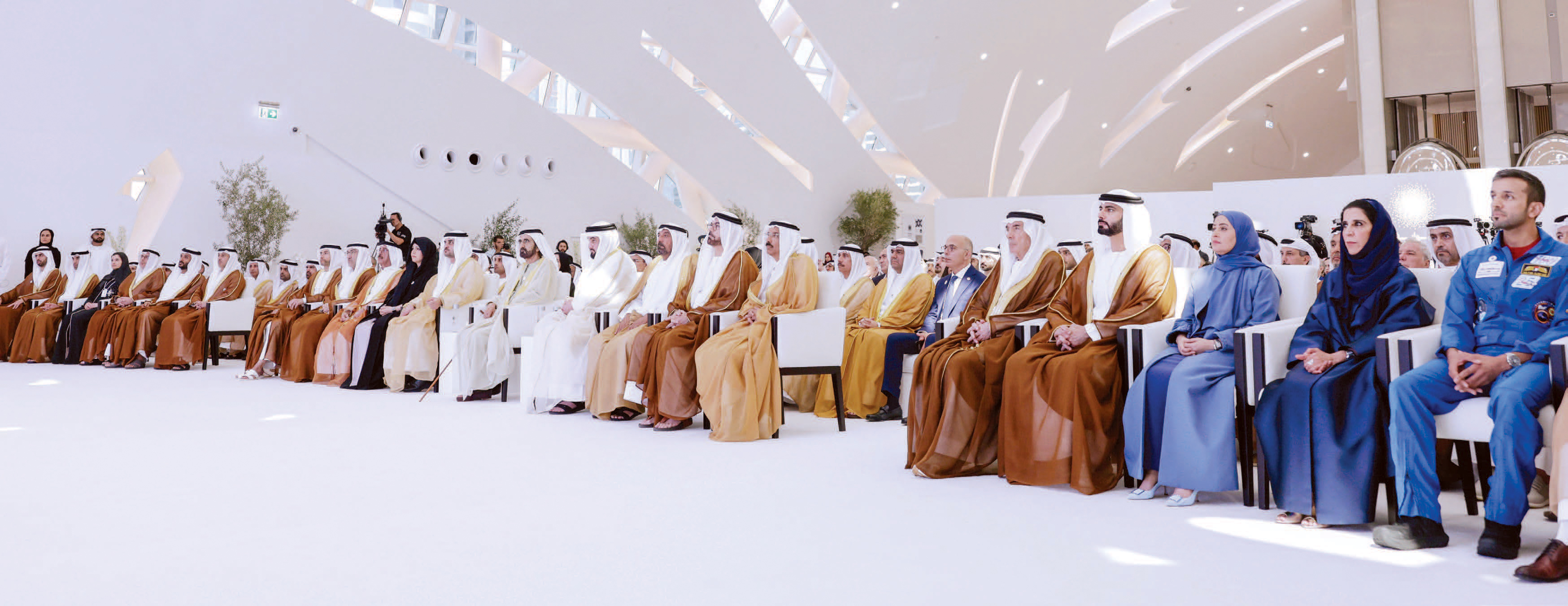 "محمد بن راشد خلال تكريم نوابغ العرب بحضور مكتوم وأحمد بن محمد وأحمد بن سعيد وحشر آل مكتوم ولطيفة بنت محمد ومحمد القرقاوي والوزراء والمسؤولين | تصوير: خليفة اليوسف"