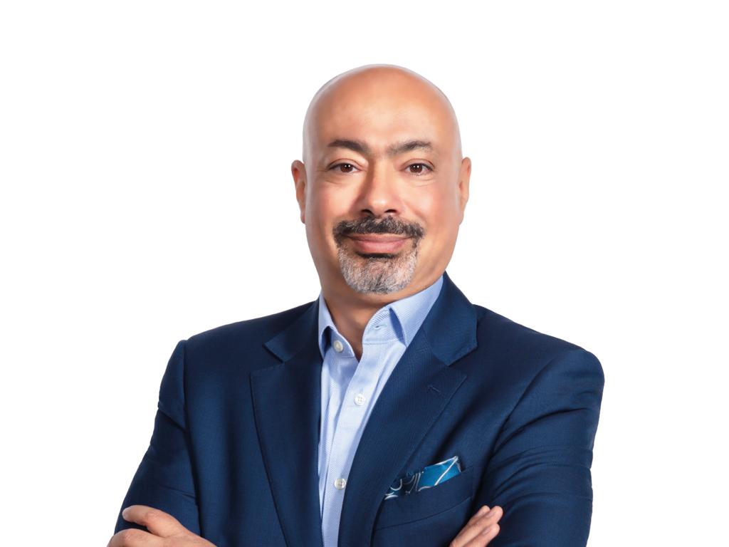 حاتم دويدار.. الرئيس التنفيذي لـ"إي آند": 2023 كان عامًا مِحوريًّا في التوسُّع بأعمالنا لخدمة 220 مليون مشترك حول العالم