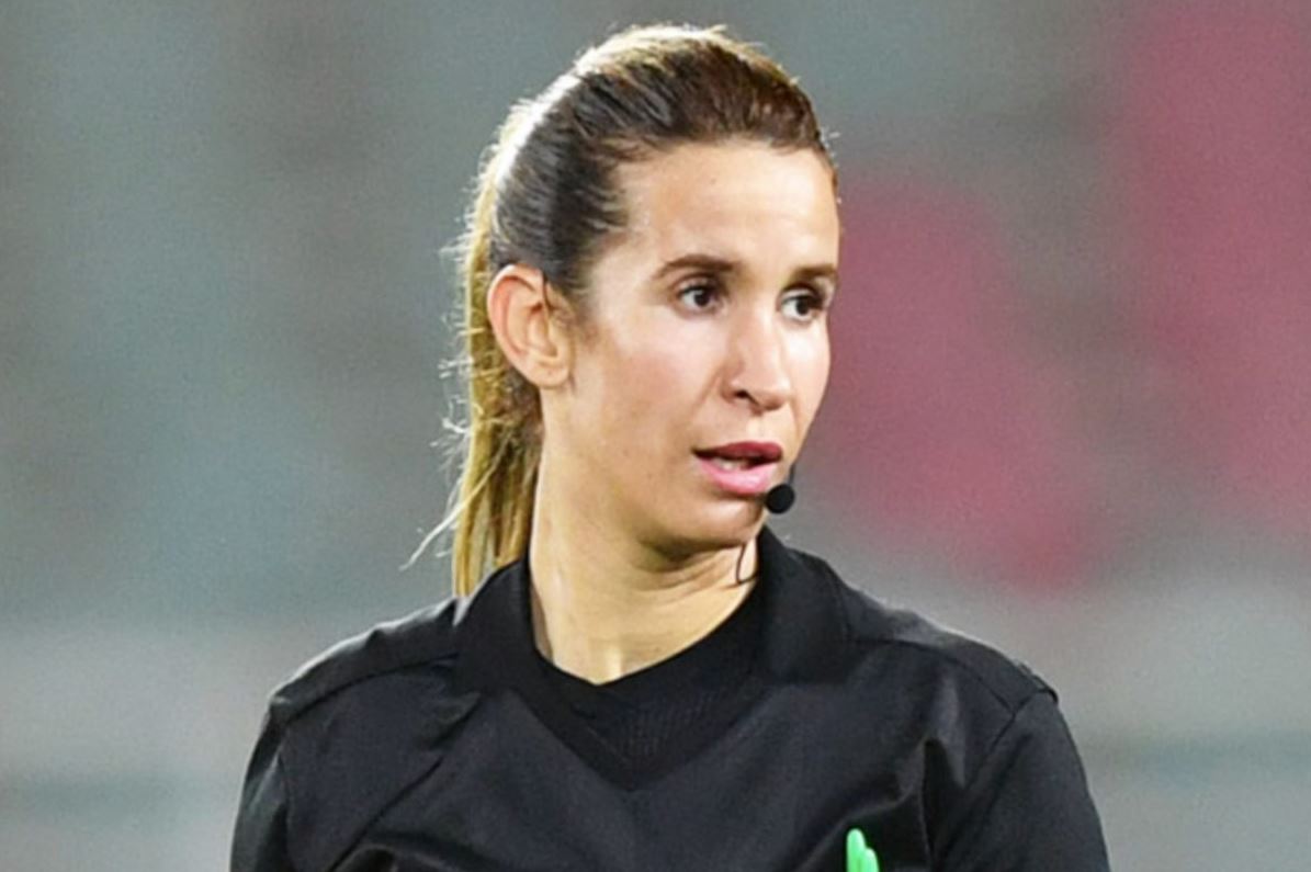 الحكمة المغربية بشرى كربوبي لـ«البيان»: أطمح لتحكيم مباريات كأس العالم للرجال