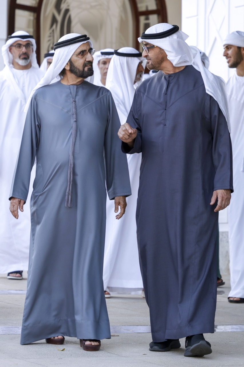 "محمد بن زايد في حديث مع محمد بن راشد بحضور خالد بن محمد بن زايد ونهيان بن مبارك"