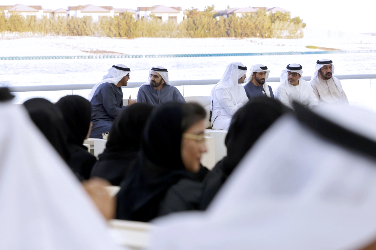 "محمد بن زايد ومحمد بن راشد خلال اللقاء بحضور مكتوم بن محمد ونهيان وحامد بن زايد وسعيد بن محمد"