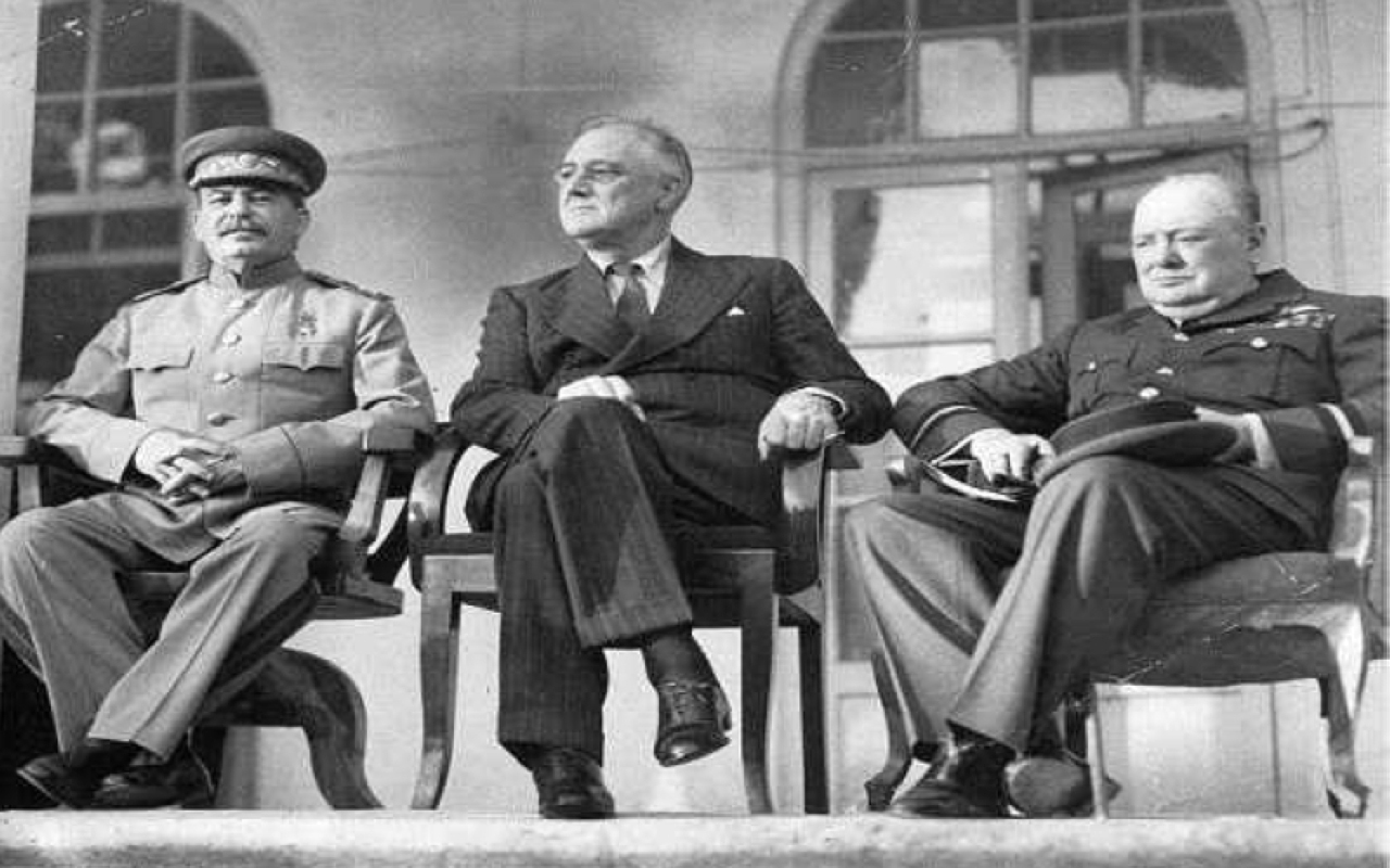"1942 الحلفاء يعقدون مؤتمراً لبحث محاكمات الحرب العالمية الثانية."