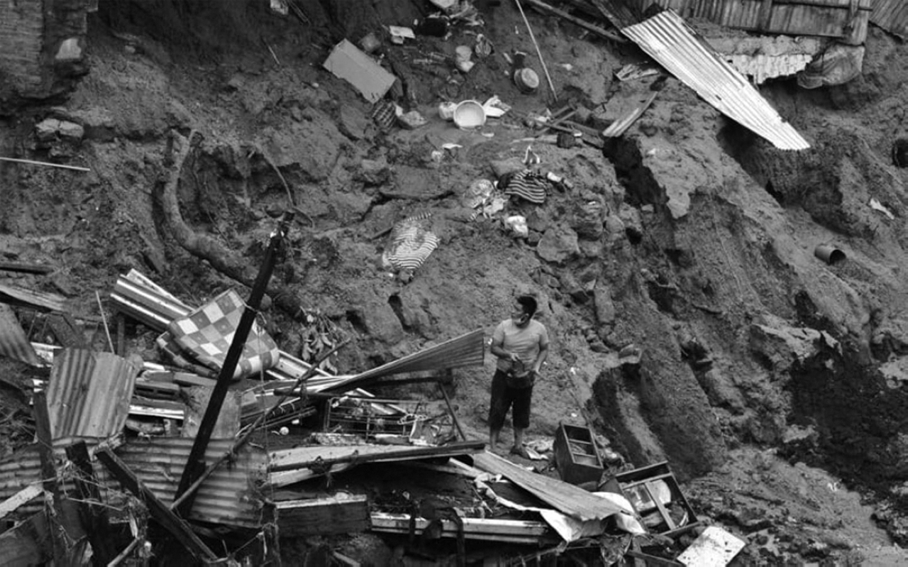 "2001 زلزال في السلفادور بقوة 7.7 على مقياس ريختر يؤدي إلى مقتل 844 شخصاً وإصابة 4723."