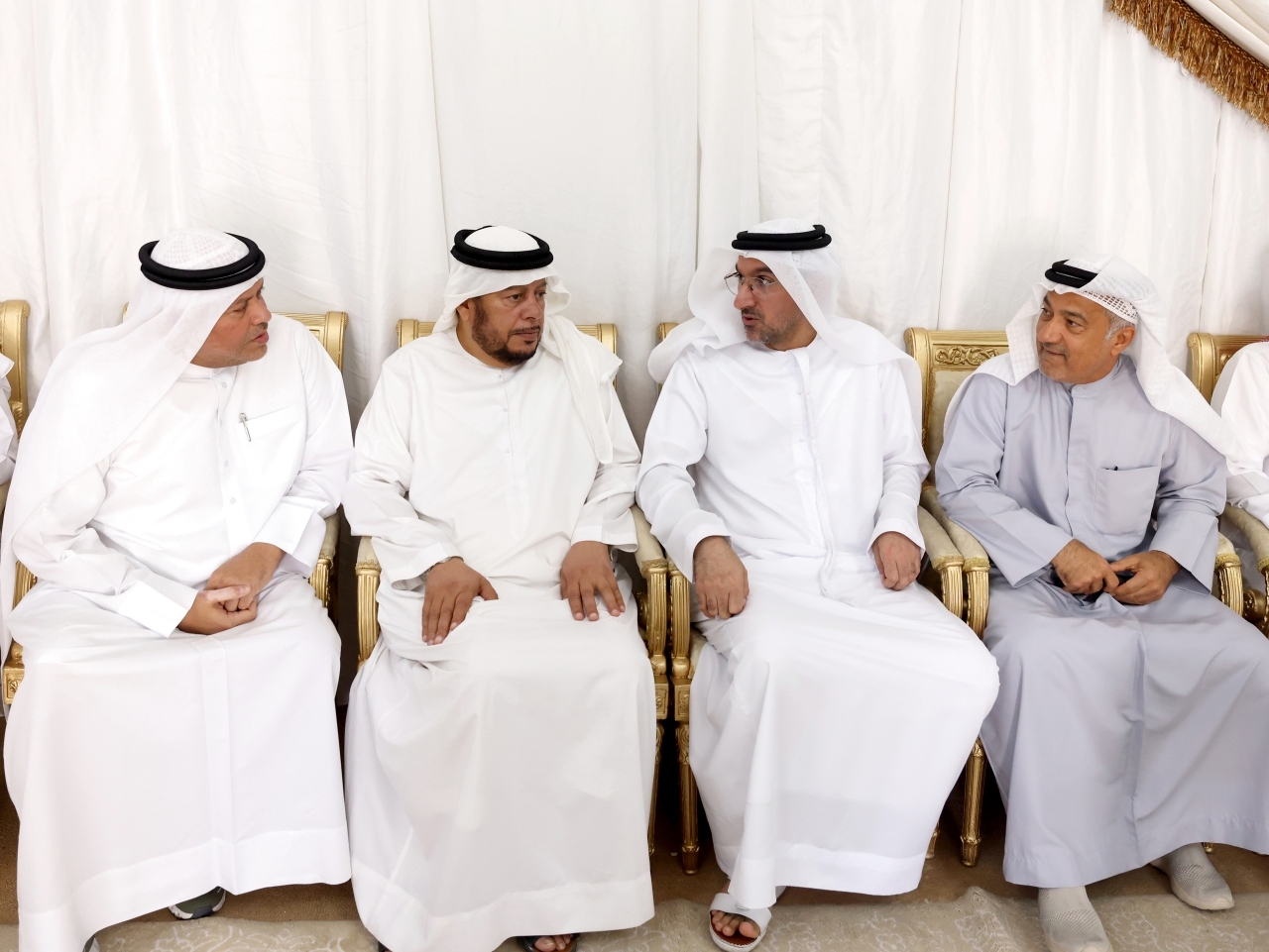 "محمد الملا معزياً ماجد وإبراهيم الحساوي بحضور ناصر الدبل"