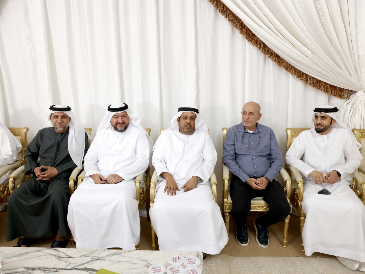 "سالم باليوحة وعبدالواحد جمعة وعبدالله المنصوري ورياض مقدادي ومحمد البلوشي خلال العزاء"