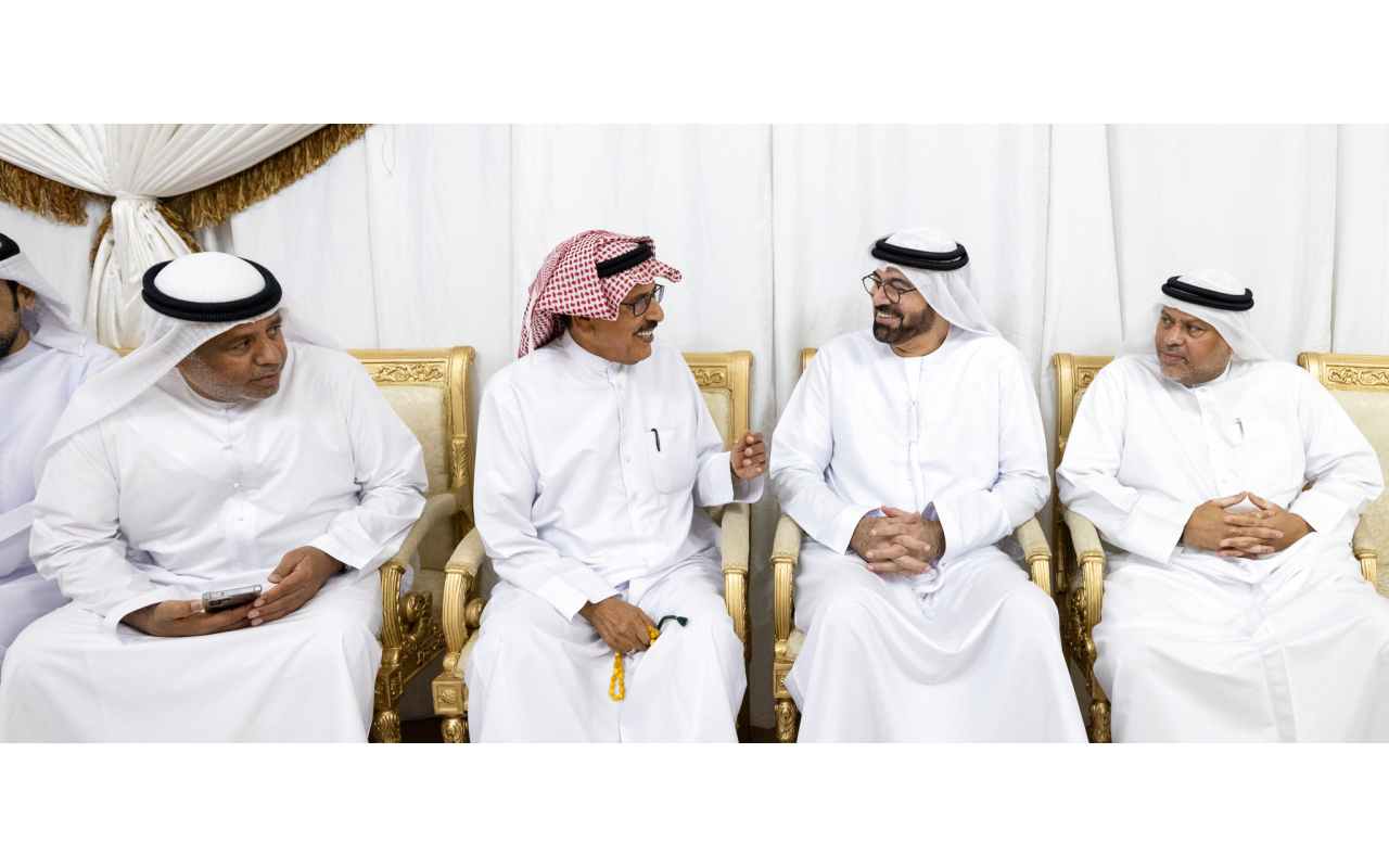 "محمد القرقاوي خلال تقديم واجب العزاء إلى عبدالرحمن وأحمد وإبراهيم الحساوي | تصوير: إبراهيم صادق ويماني العفاري"