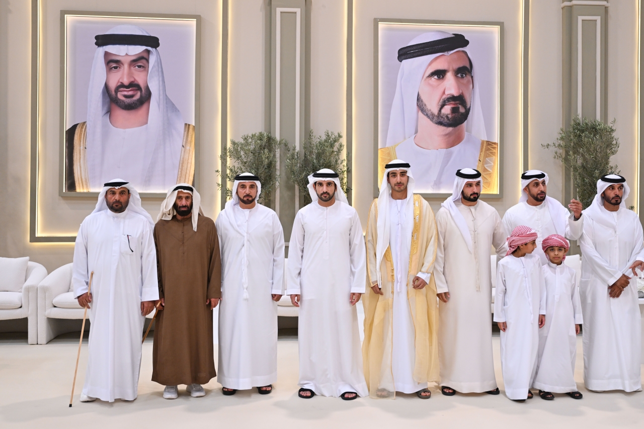 "حمدان بن محمد خلال الحفل بحضور ماجد بن محمد وسلطان السبوسي والعريس"