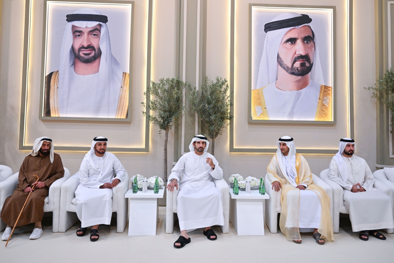 "حمدان بن محمد خلال الحفل بحضور ماجد بن محمد وسلطان السبوسي والعريس"