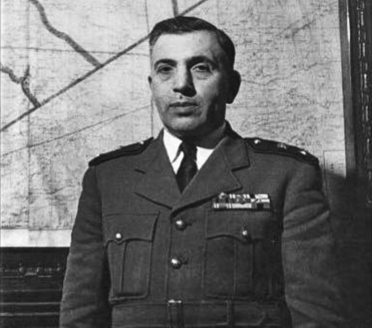 "1952 أديب الشيشكلي رئيس المجلس العسكري الأعلى يحل معظم الأحزاب السياسية في سوريا"