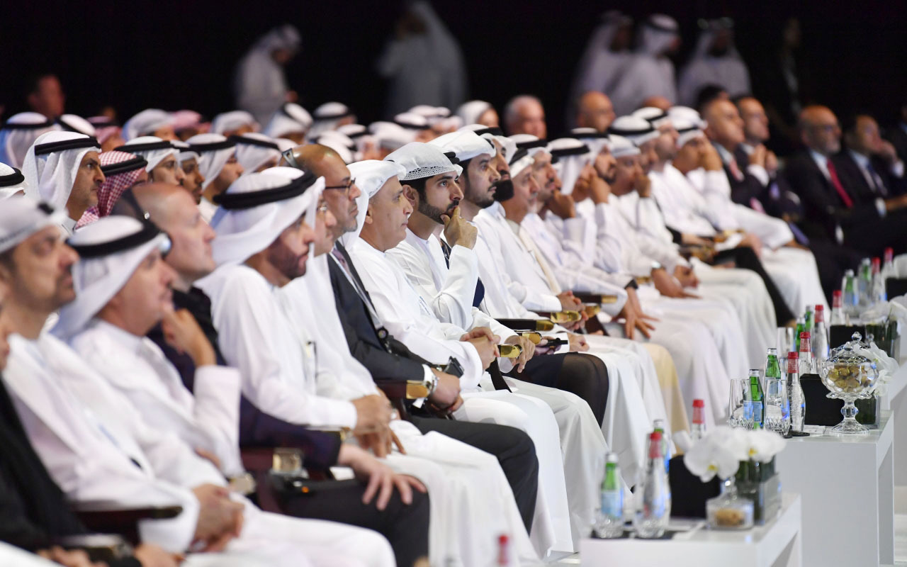 "حمدان بن محمد يتوسط الحضور في افتتاح إحدى دورات المنتدى| أرشيفية"
