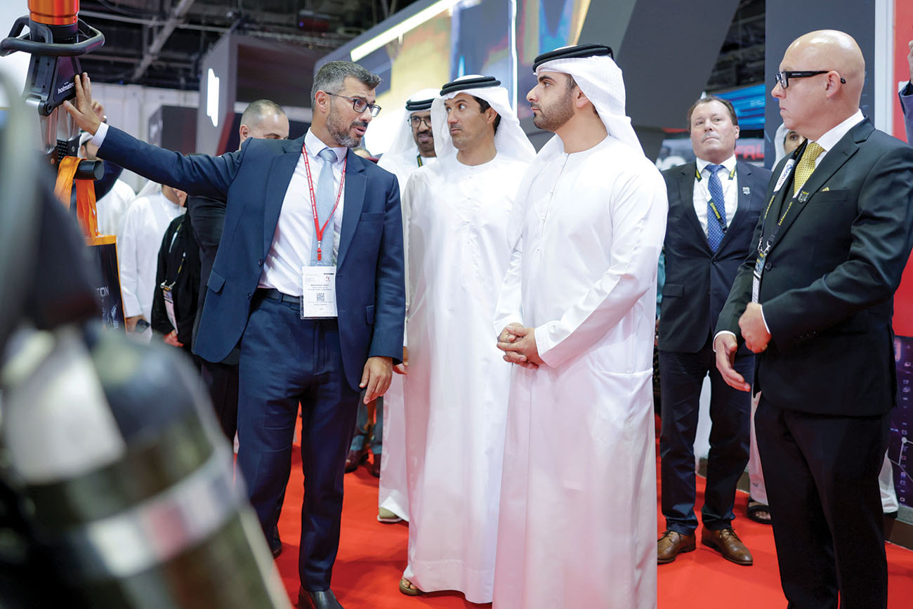 "منصور بن محمد يتفقد أجنحة المعرض بحضور هلال المري وراشد المطروشي"