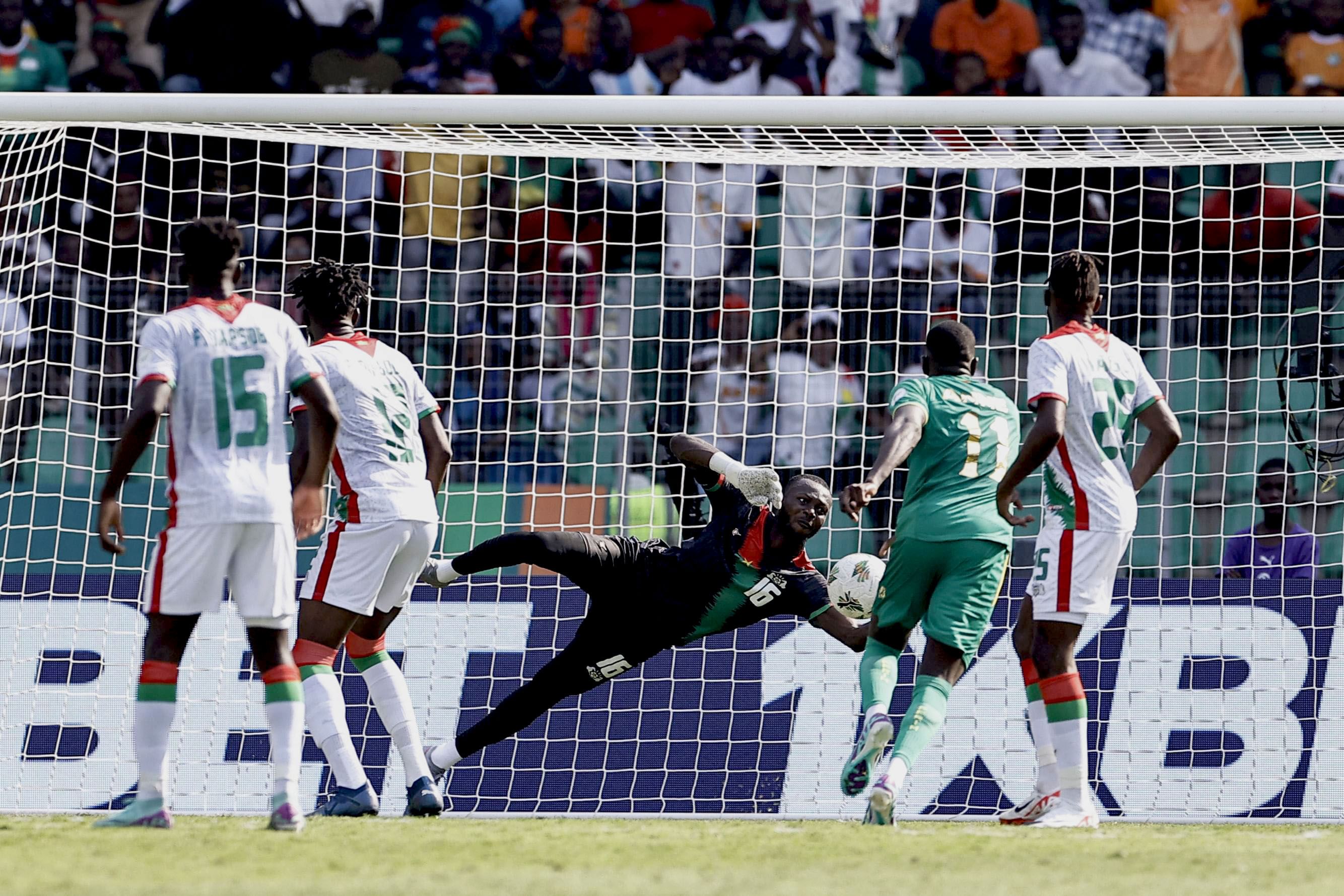 27 هدفاً و44 إنذاراً و7 انتصارات و 5 تعادلات حصاد الجولة الأولى لكأس أمم أفريقيا