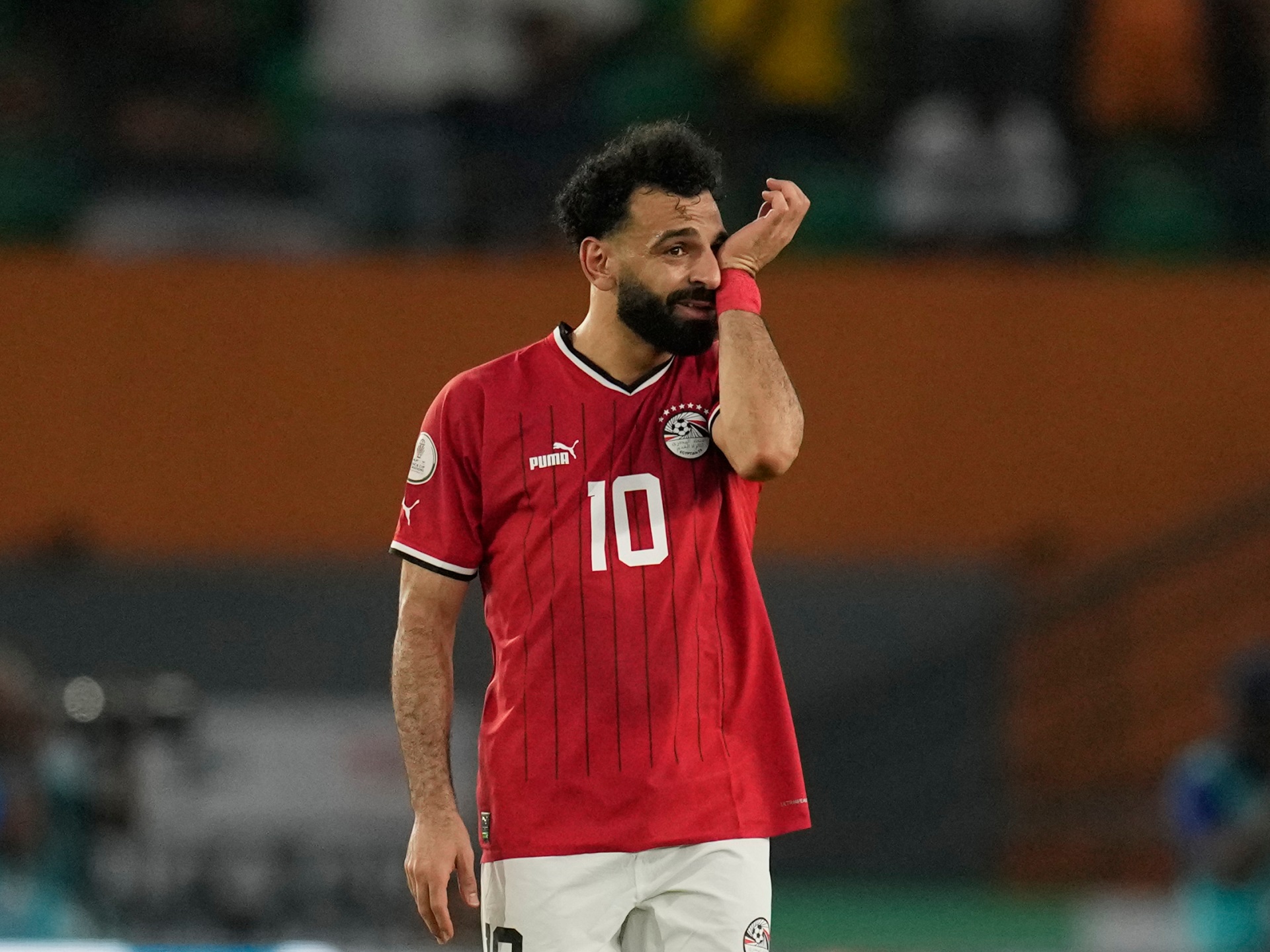 محمد صلاح يتعرض لإصابة قوية ويغادر مباراة مصر وغانا بأمم إفريقيا