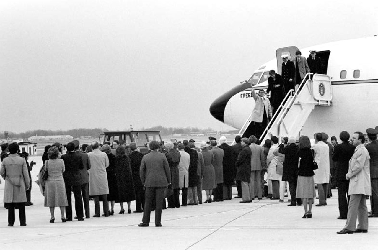 "1981 إيران تفرج عن رهائن السفارة الأمريكية بعد 444 يوماً من الاحتجاز"