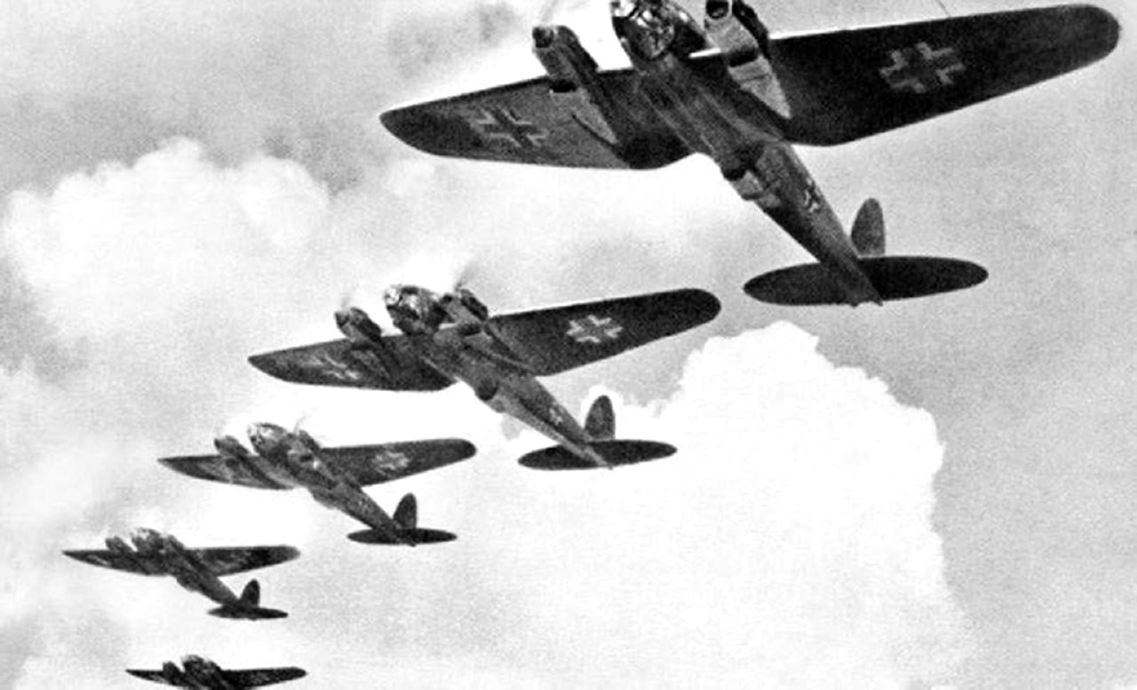 "1944 الطيران البريطاني يلقي القنابل على برلين أثناء الحرب العالمية الثانية"
