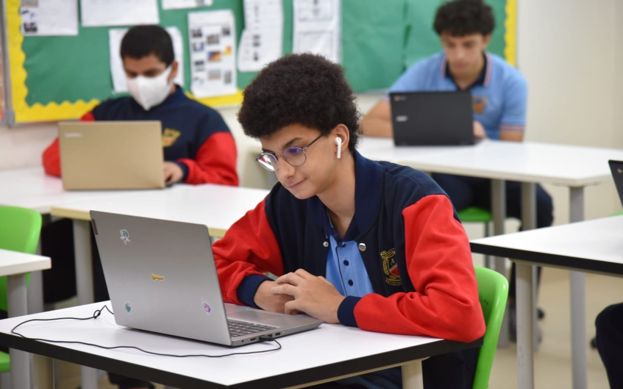 "العديد من المدارس تتجه نحو اعتماد التحول الإلكتروني في مناهجها | من المصدر"