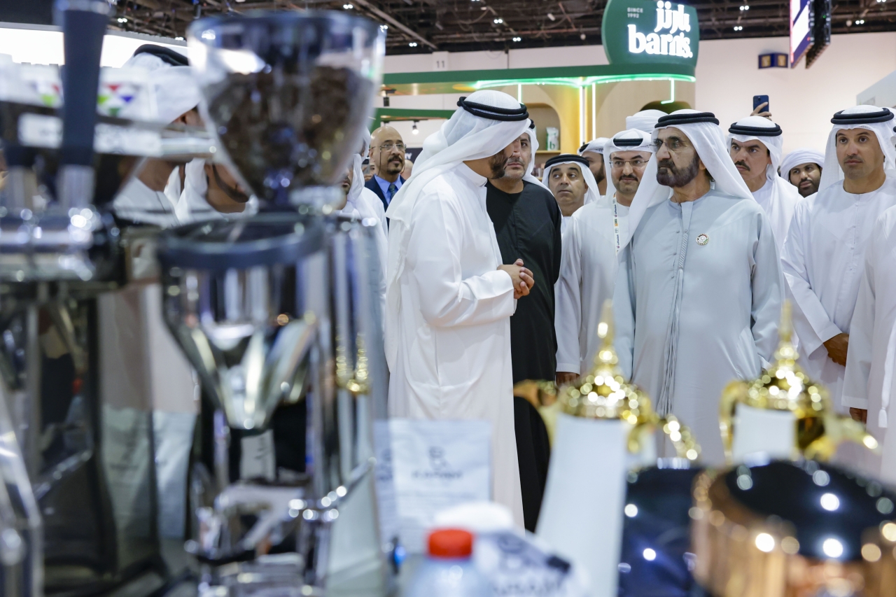 "سموه يتفقد أحد الأجنحة المشاركة في المعرض بحضور هلال المري"