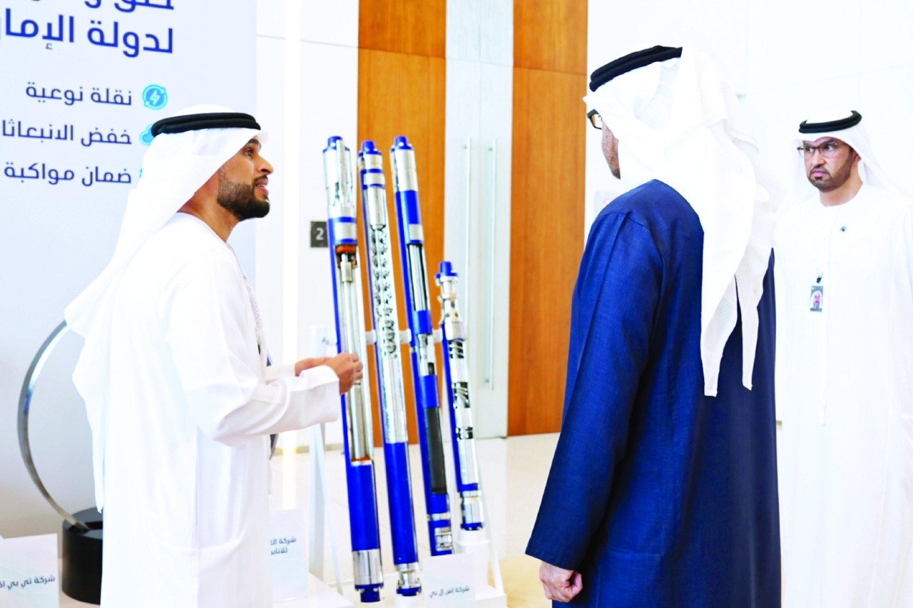 "محمد بن زايد يتعرف على أحدث الابتكارات بحضور سلطان الجابر"