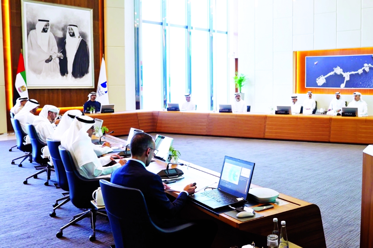 "محمد بن زايد يترأس الاجتماع بحضور منصور بن زايد وخالد بن محمد بن زايد وهزاع بن زايد وسهيل المزروعي وسلطان الجابر وخلدون المبارك"