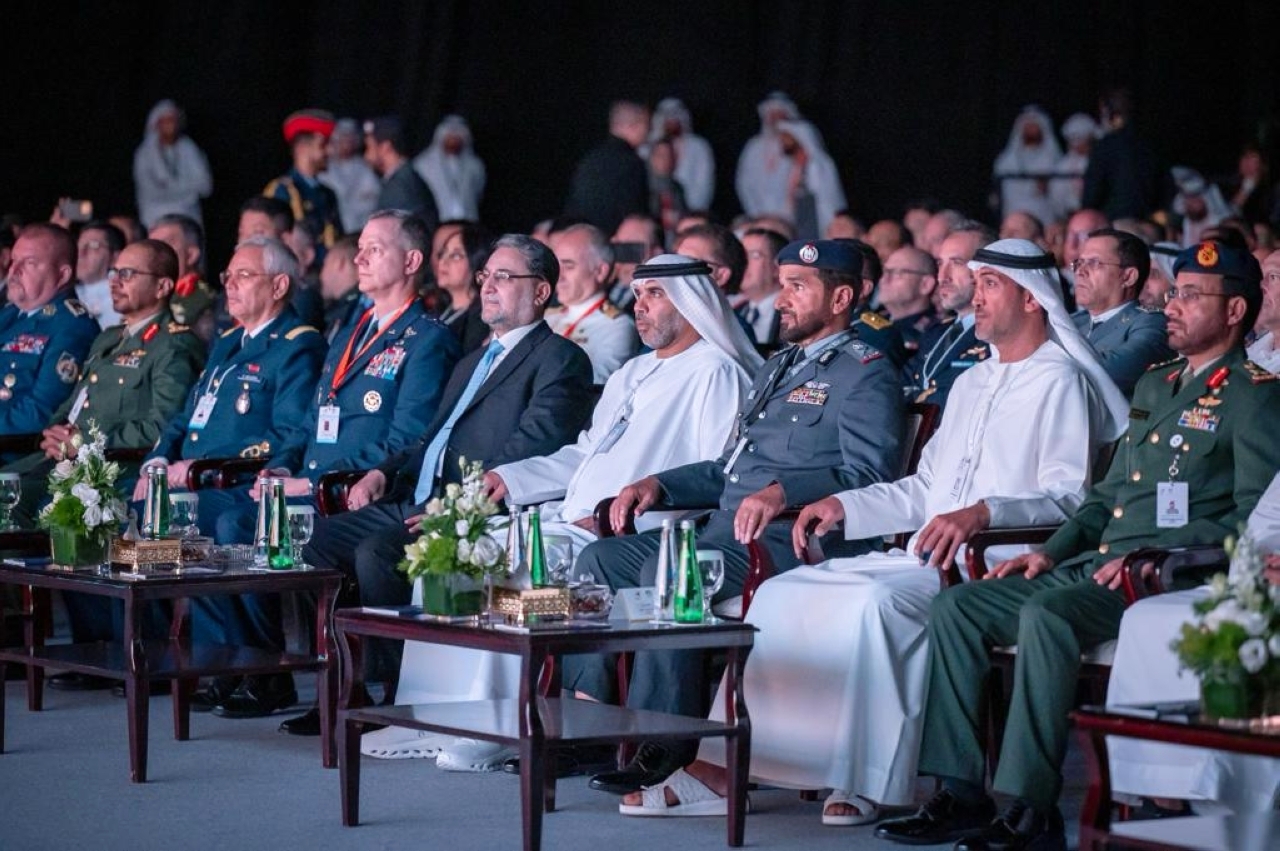 "محمد المزروعي وفارس المزروعي وجانب من الحضور خلال المؤتمر المصاحب للمعرضين | من المصدر"