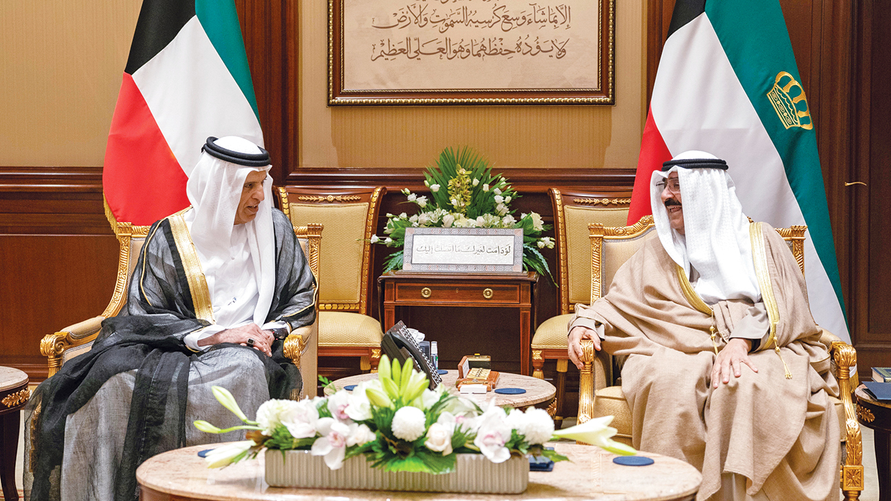 "مشعل الأحمد خلال استقباله سعود بن صقر | وام"